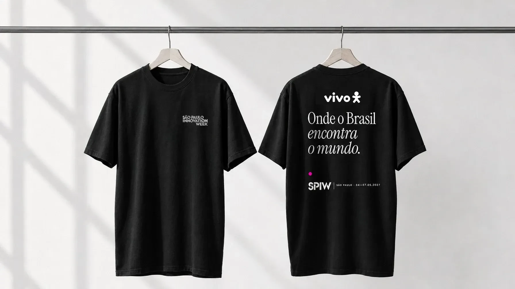 Mockup padrão de camisa, marca Vivo no verso