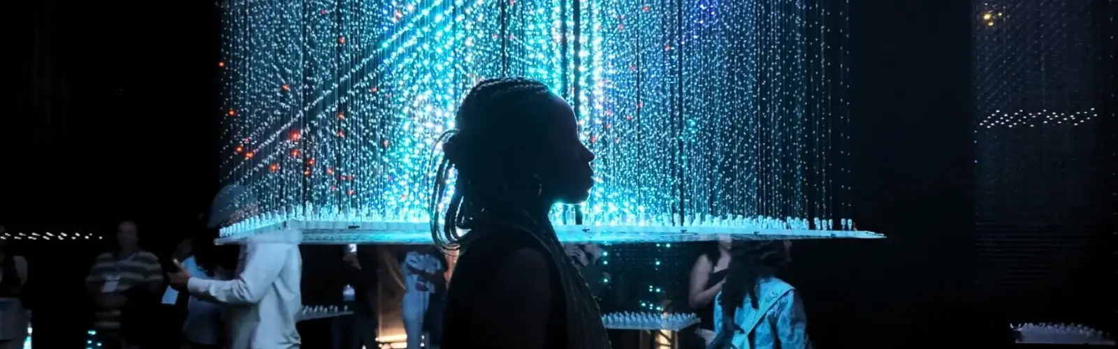 Instalação imersiva de arte e tecnologia no SPIW